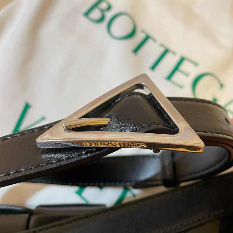 BV Cassette cross-body bag 經典15格 小牛皮外黑內BV綠跳色款-11