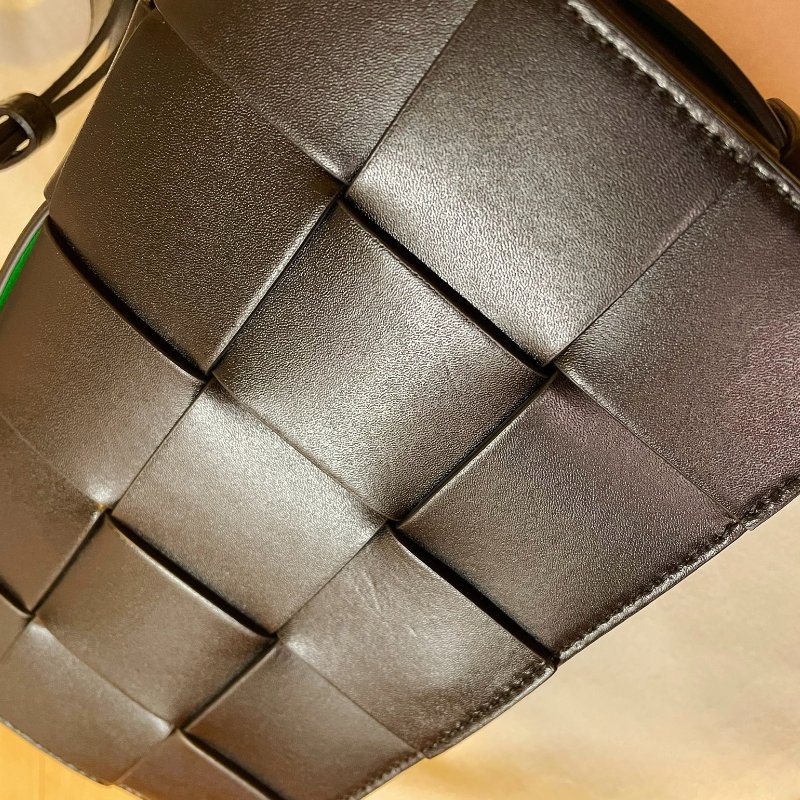 BV Cassette cross-body bag 經典15格 小牛皮外黑內BV綠跳色款-12