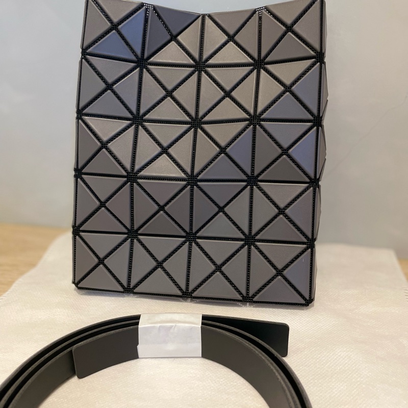 ISSEY MIYAKE 三宅一生 4x5 霧面灰 方盒斜背包-1