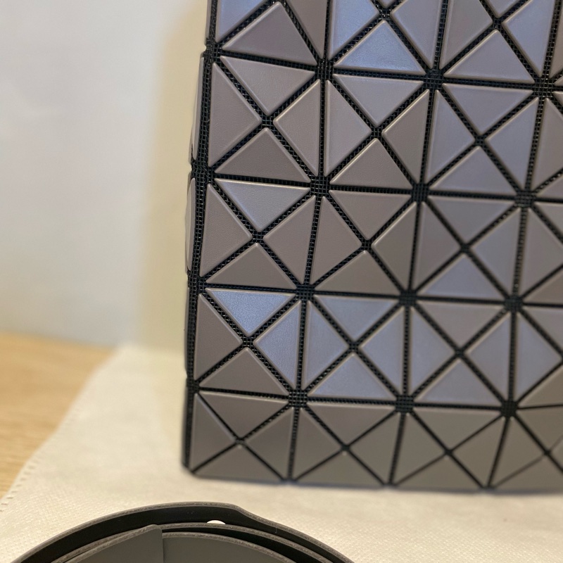 ISSEY MIYAKE 三宅一生 4x5 霧面灰 方盒斜背包-4