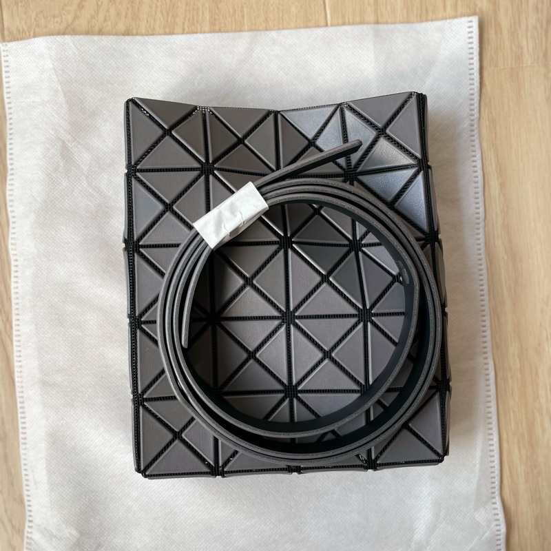 ISSEY MIYAKE 三宅一生 4x5 霧面灰 方盒斜背包-0