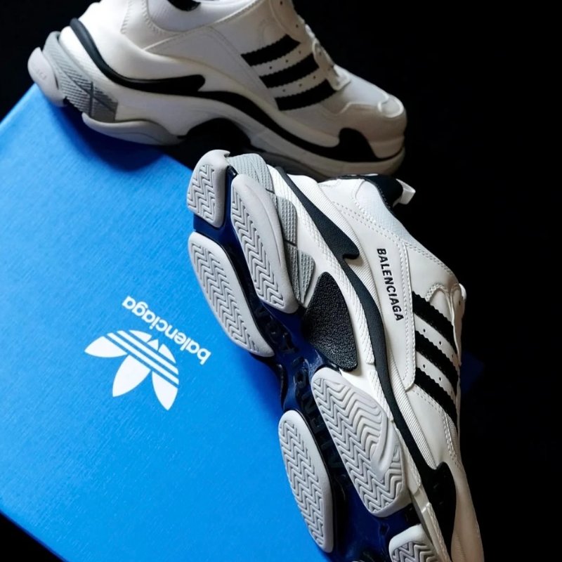 【希少/美品】BALENCIAGA×adidas TRIPLE S adidas x Balenciaga Triple S Collab: First Look, Sneaker Leak