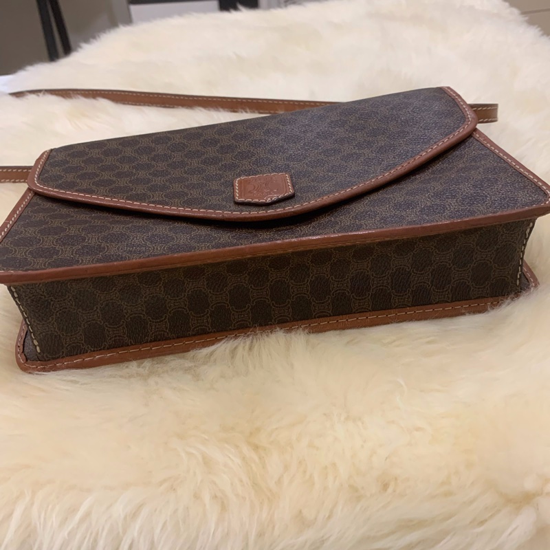 Celine 凱旋門復古老花 pvc 真皮 信封側背包-6