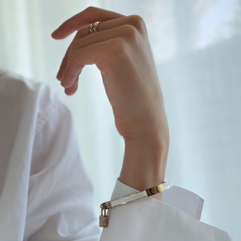 Michael Kors 鑽飾鎖頭手環-3