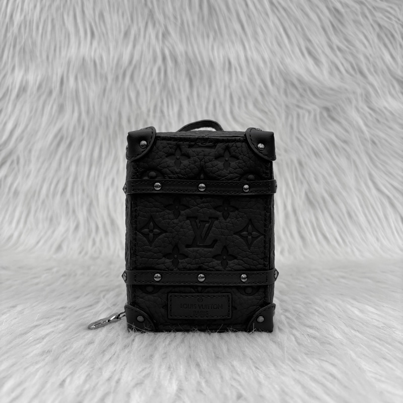 LV 黑顆粒牛皮壓紋Soft Trunk吊飾 袖珍軟箱旅行袋鑰匙圈掛飾-0