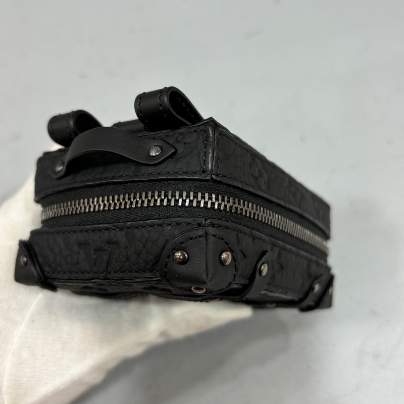 LV 黑顆粒牛皮壓紋Soft Trunk吊飾 袖珍軟箱旅行袋鑰匙圈掛飾-7