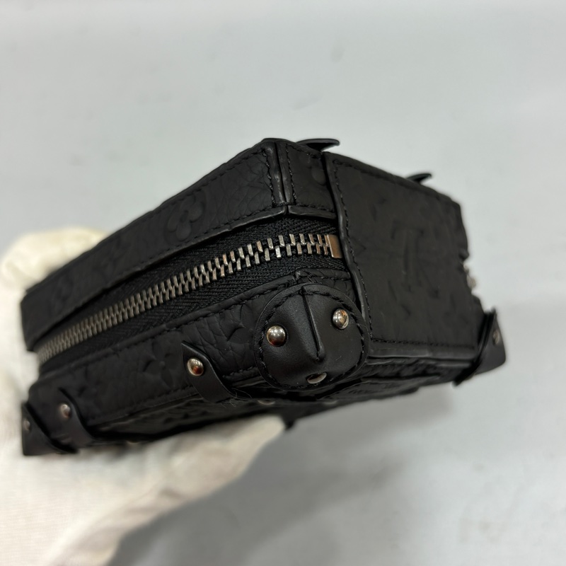 LV 黑顆粒牛皮壓紋Soft Trunk吊飾 袖珍軟箱旅行袋鑰匙圈掛飾-8