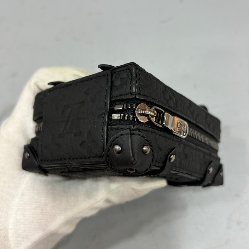 LV 黑顆粒牛皮壓紋Soft Trunk吊飾 袖珍軟箱旅行袋鑰匙圈掛飾-9