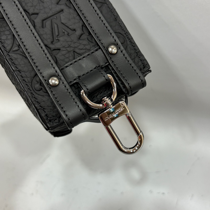 LV 黑顆粒牛皮壓紋Soft Trunk吊飾 袖珍軟箱旅行袋鑰匙圈掛飾-11