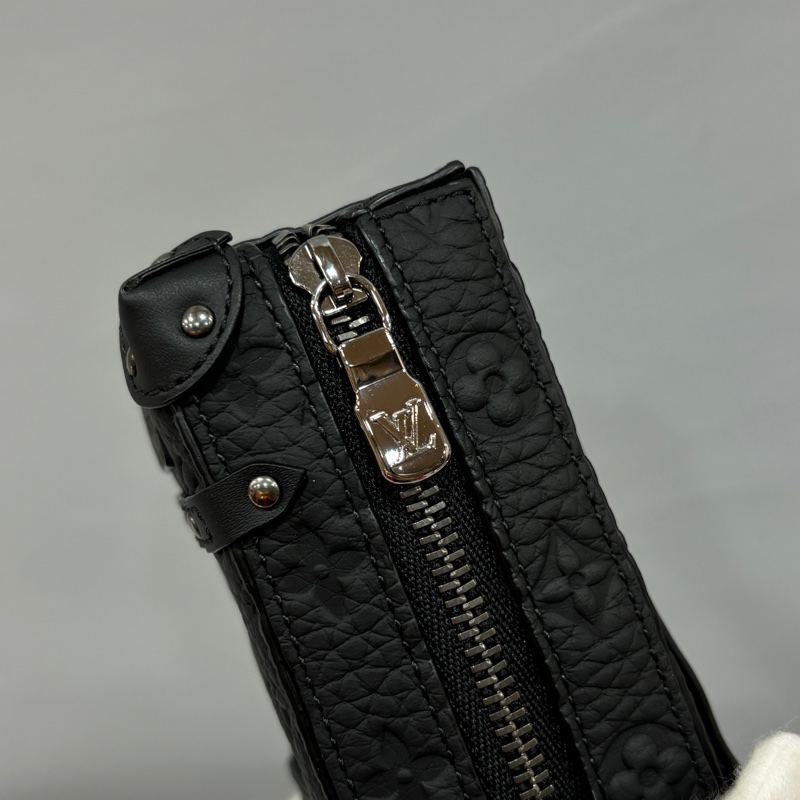 LV 黑顆粒牛皮壓紋Soft Trunk吊飾 袖珍軟箱旅行袋鑰匙圈掛飾-12