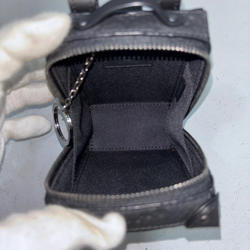 LV 黑顆粒牛皮壓紋Soft Trunk吊飾 袖珍軟箱旅行袋鑰匙圈掛飾-14