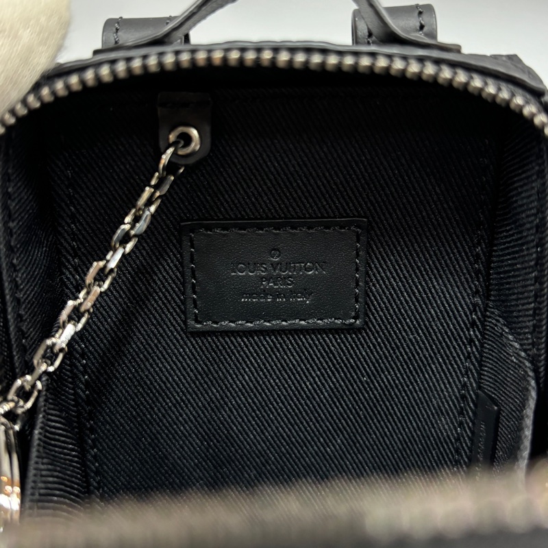 LV 黑顆粒牛皮壓紋Soft Trunk吊飾 袖珍軟箱旅行袋鑰匙圈掛飾-15