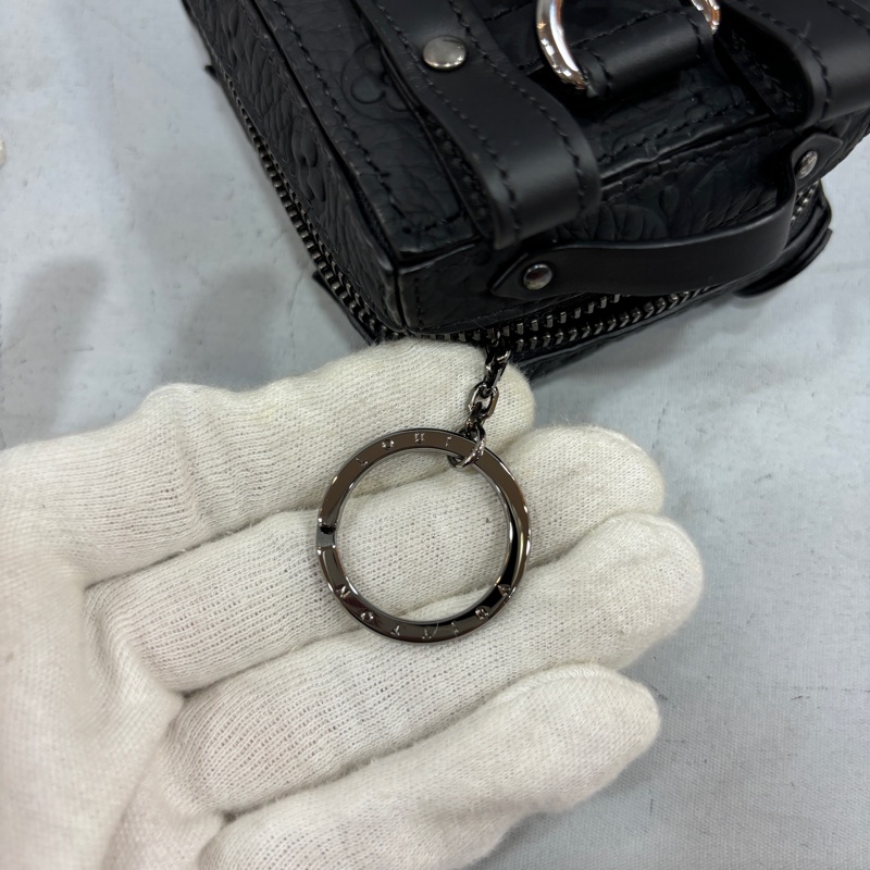 LV 黑顆粒牛皮壓紋Soft Trunk吊飾 袖珍軟箱旅行袋鑰匙圈掛飾-17