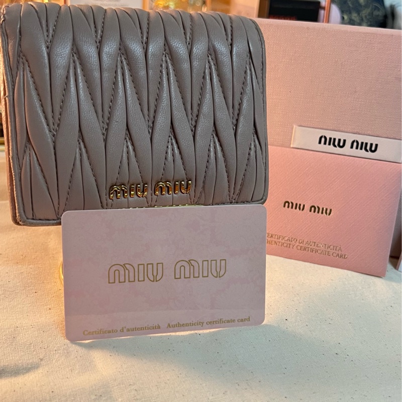 MIUMIU 抓皺羊皮 粉色女短夾 皺皺包-1