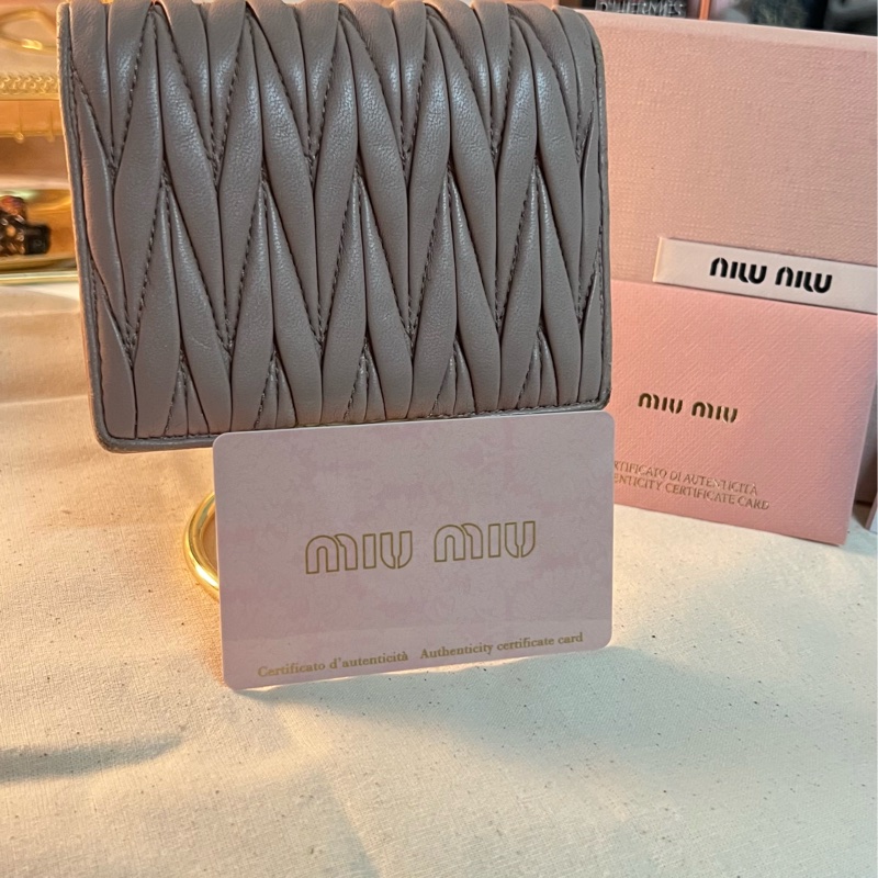 MIUMIU 抓皺羊皮 粉色女短夾 皺皺包-7