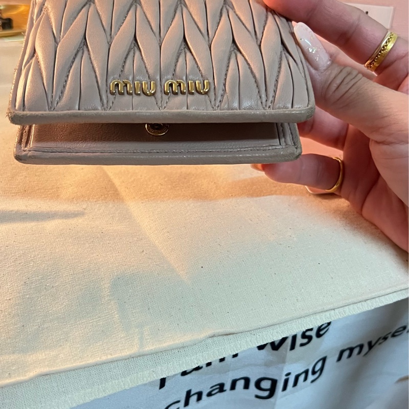 MIUMIU 抓皺羊皮 粉色女短夾 皺皺包-11