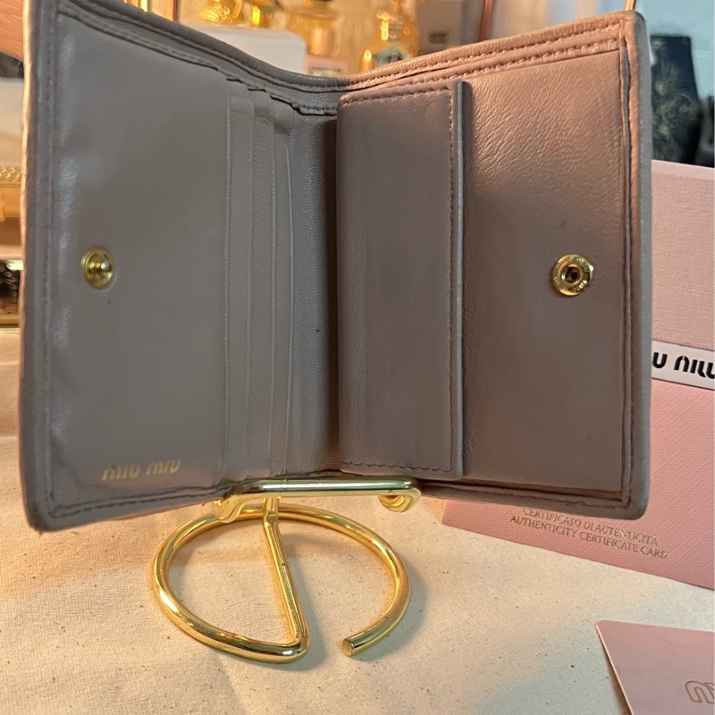 MIUMIU 抓皺羊皮 粉色女短夾 皺皺包-12