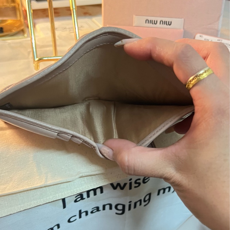 MIUMIU 抓皺羊皮 粉色女短夾 皺皺包-13