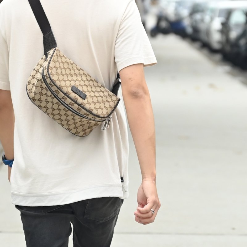 【售出】GUCCI 老花印花logo 胸包 腰包 男包-1