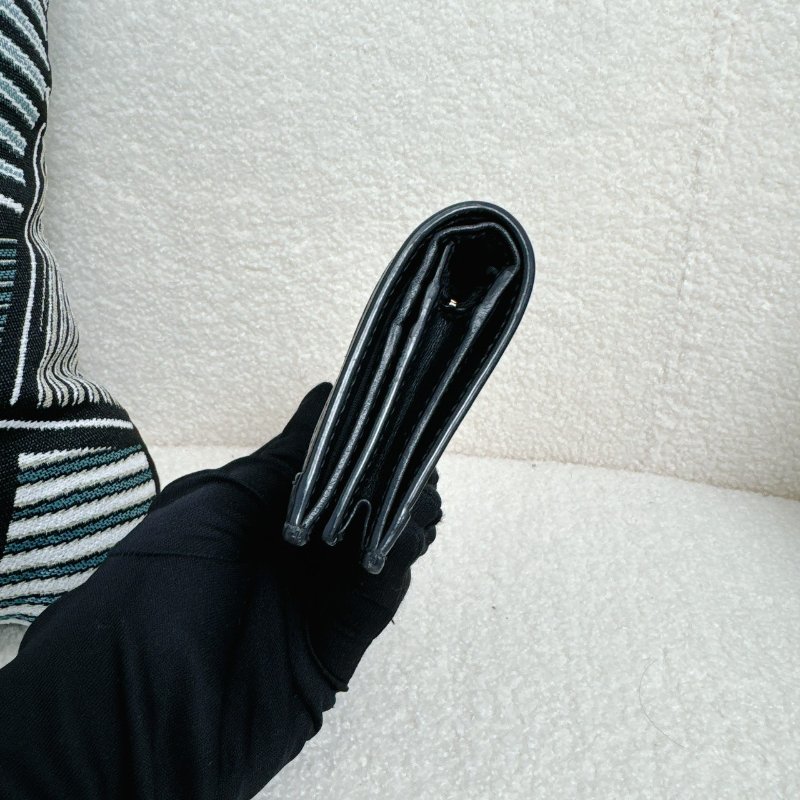 GUCCI 經典牛皮GG縫線金釦Matelasse二折卡片短夾-5