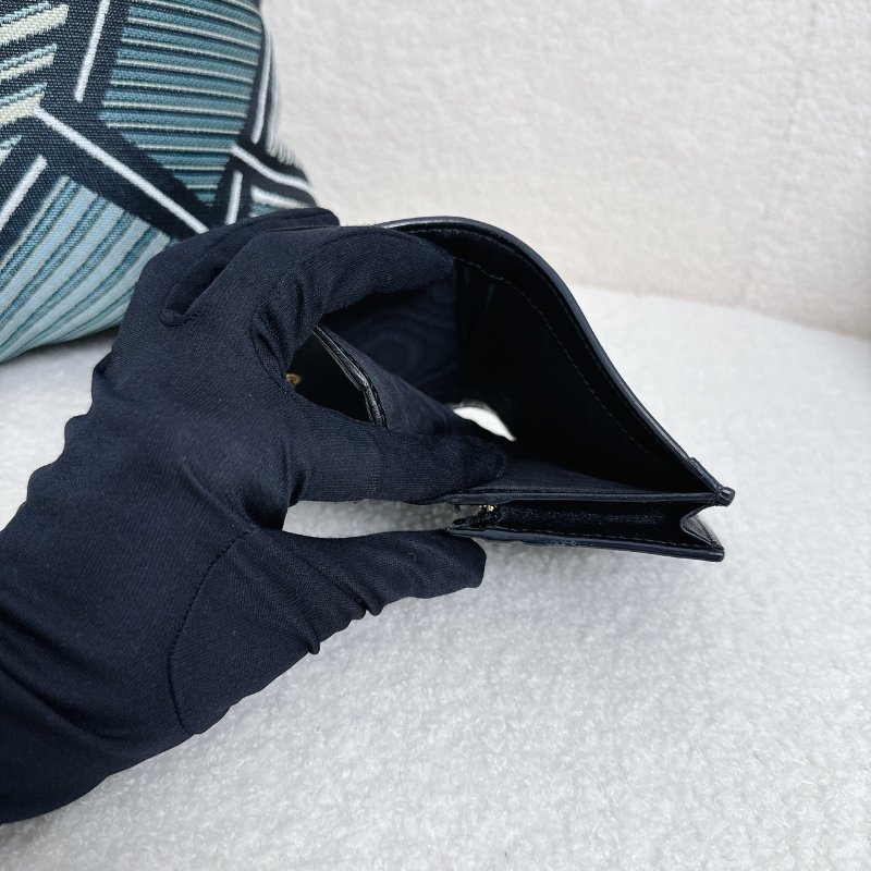 GUCCI 經典牛皮GG縫線金釦Matelasse二折卡片短夾-10