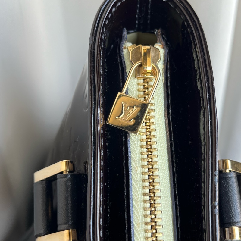 （七夕💌限時大特賣）（實品超美 有防塵袋）LV Vernis 黑老花 手提包 手拿包 皮跟五金都超亮✨-17