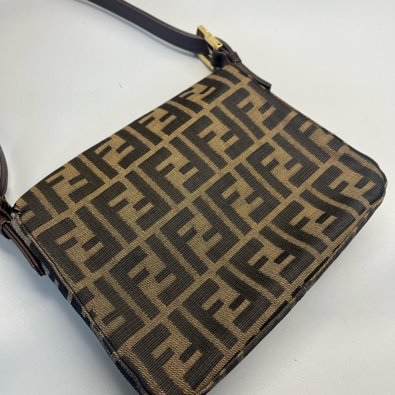 Fendi老花小方包-7