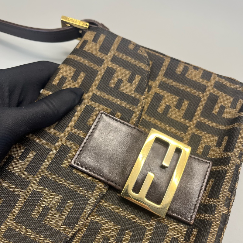 Fendi老花小方包-9