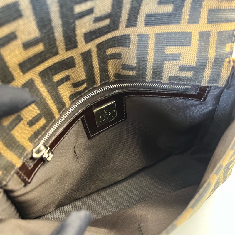 Fendi老花小方包-10