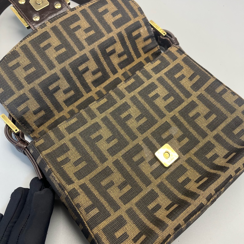 Fendi老花小方包-11