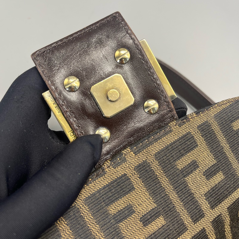 Fendi老花小方包-12