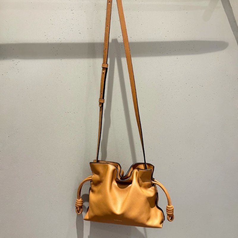 ✨2026季度全新✨Loewe 納帕小牛皮迷你 Flamenco 包 暖沙色/新款肩帶可拆卸-9