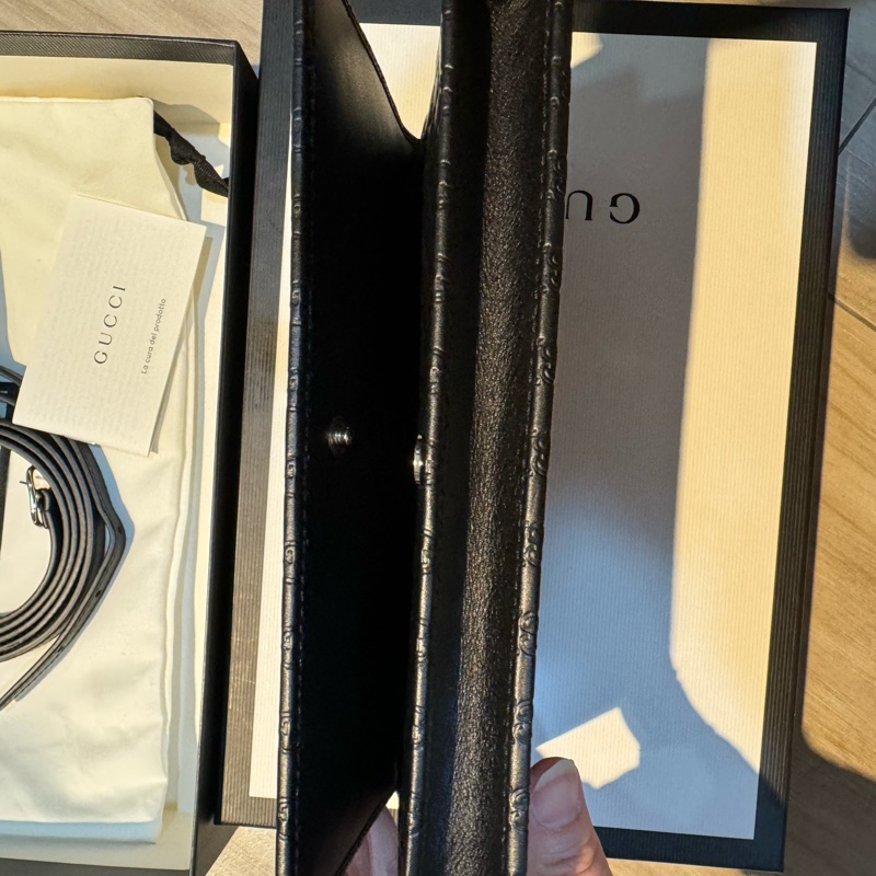 GUCCI經典標誌印花細緻牛皮質感絕佳 可拆斜背式中長夾WOC-22