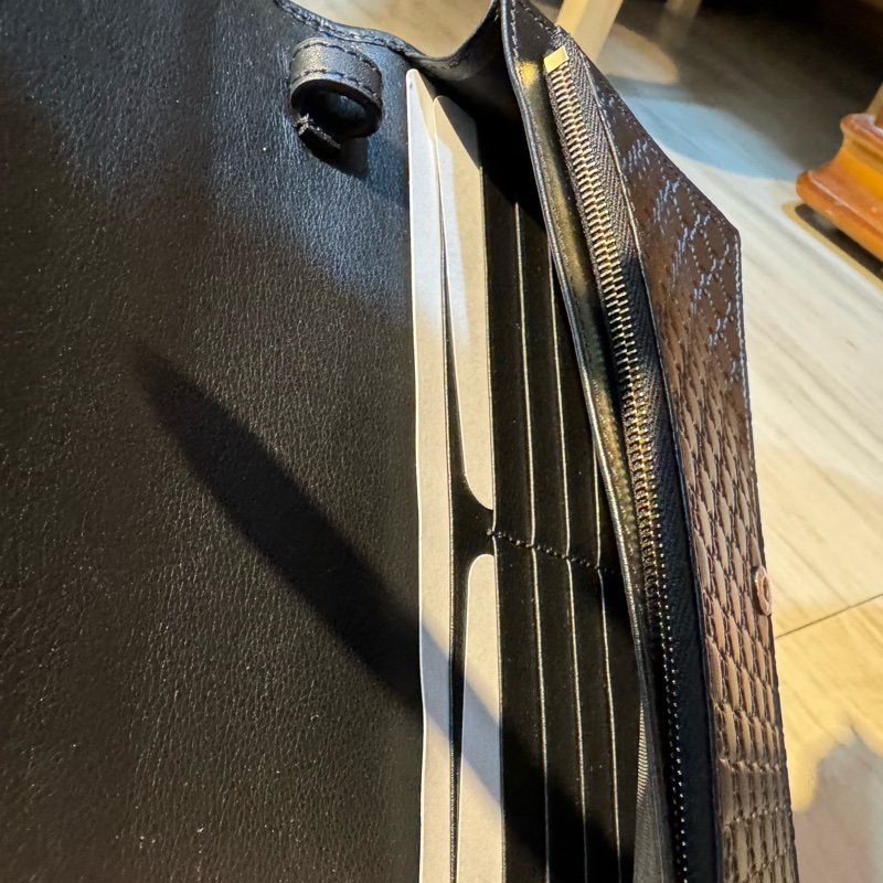 GUCCI經典標誌印花細緻牛皮質感絕佳 可拆斜背式中長夾WOC-23