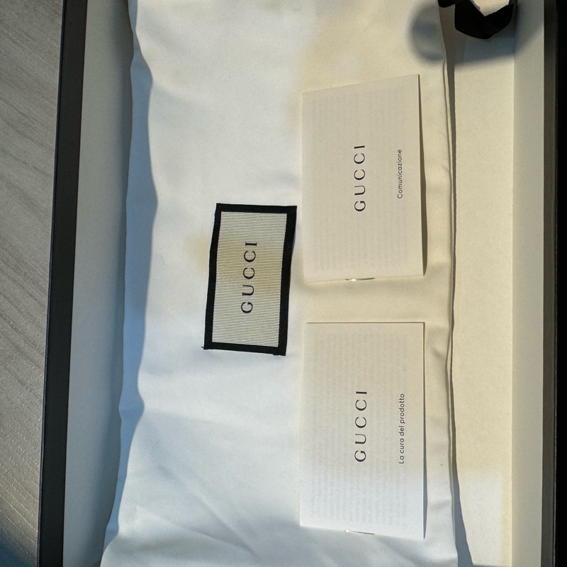 GUCCI經典標誌印花細緻牛皮質感絕佳 可拆斜背式中長夾WOC-42