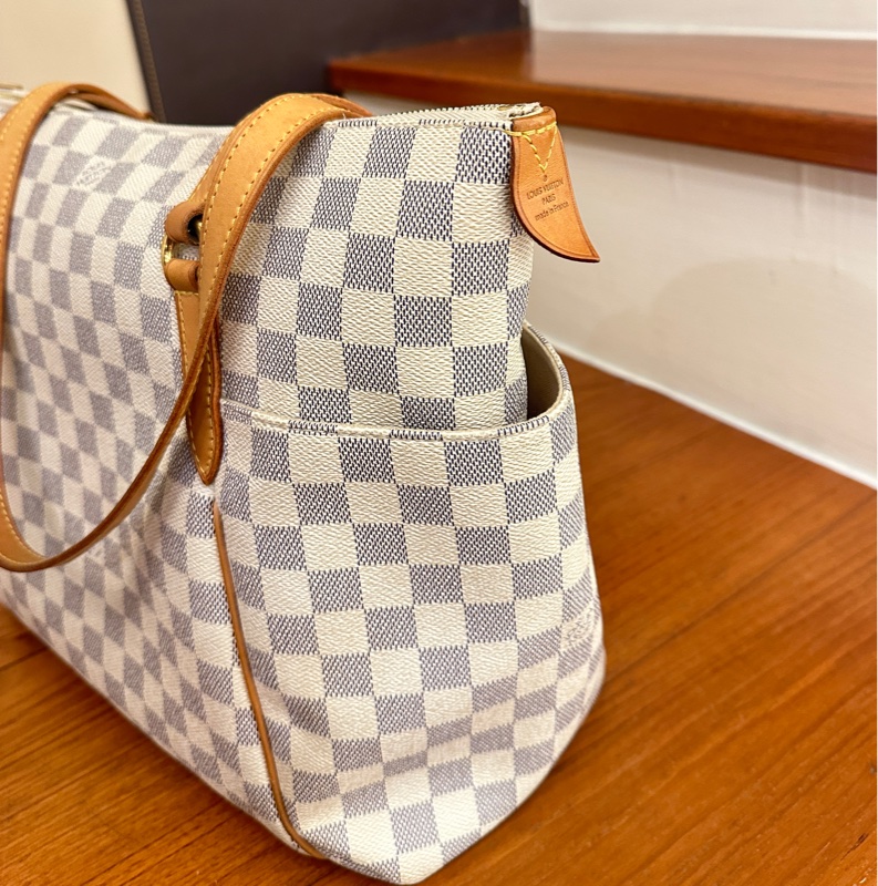 LV白棋盤雙口袋肩背包-1