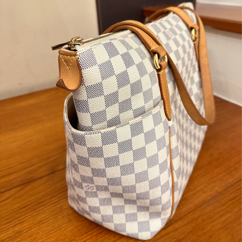 LV白棋盤雙口袋肩背包-2