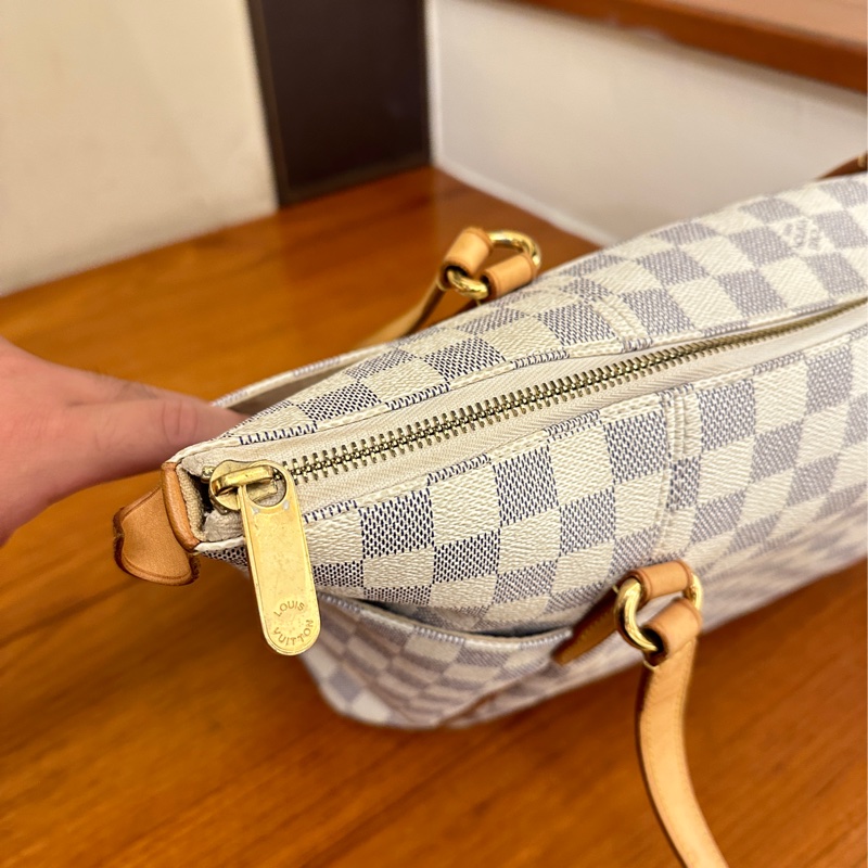 LV白棋盤雙口袋肩背包-13