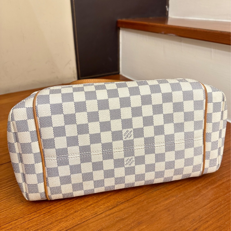 LV白棋盤雙口袋肩背包-16