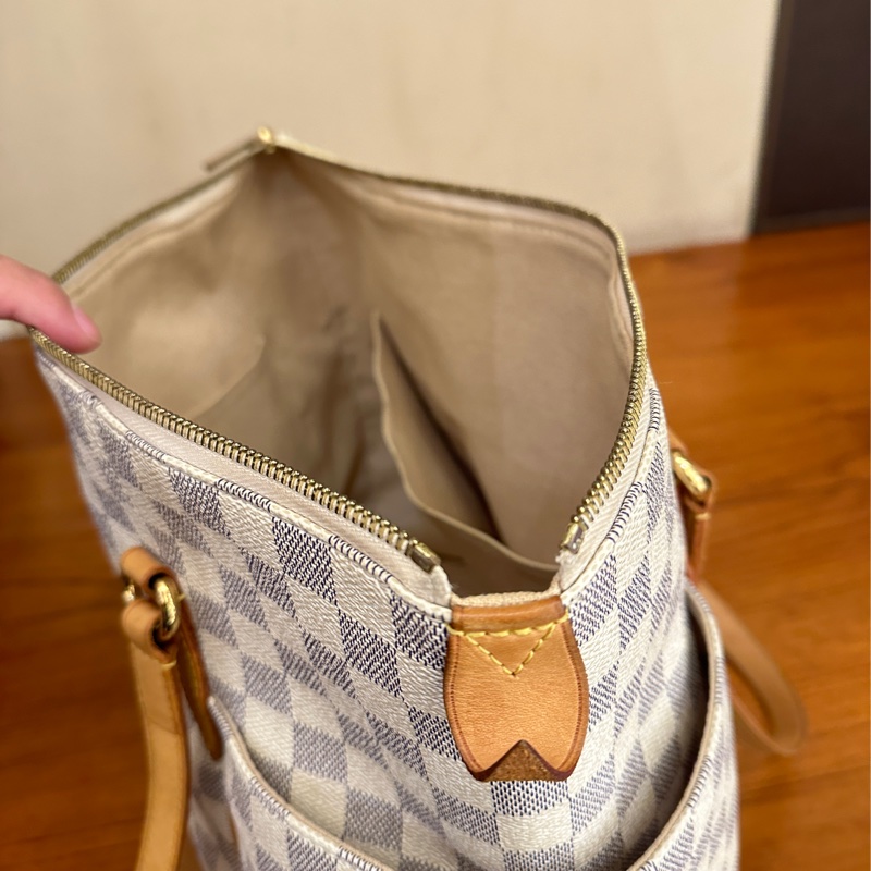 LV白棋盤雙口袋肩背包-21