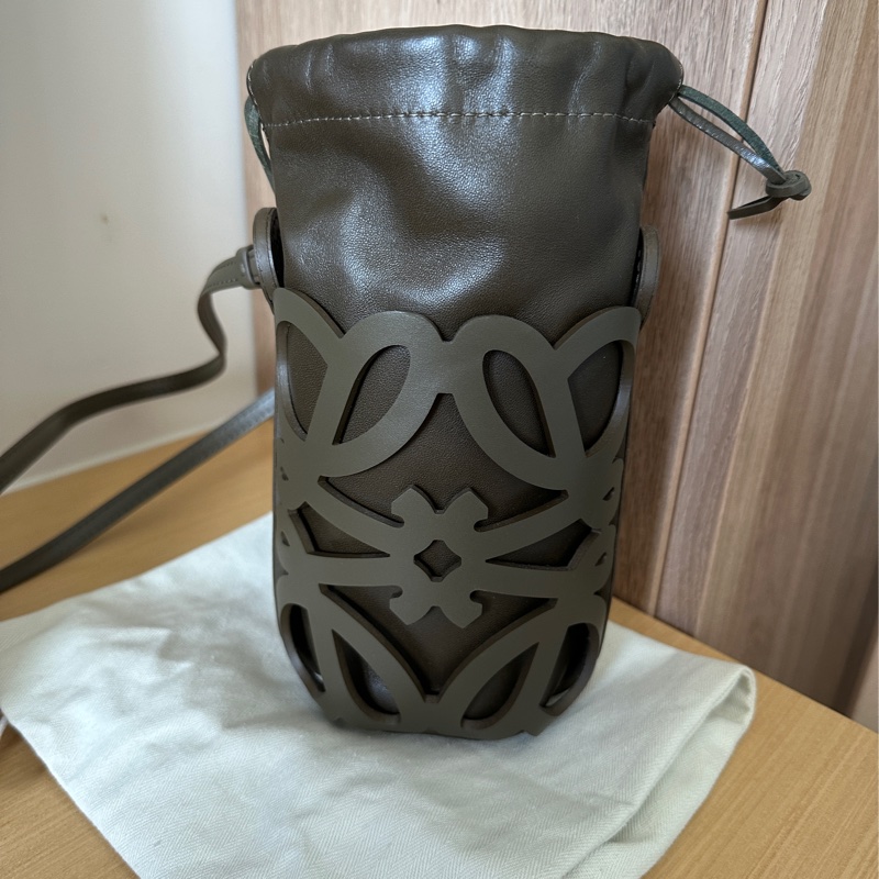 Loewe Anagram 皮革鏤空雕花 手機包 墨綠色-0