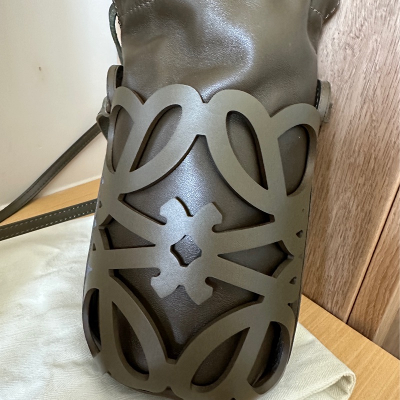Loewe Anagram 皮革鏤空雕花 手機包 墨綠色-1