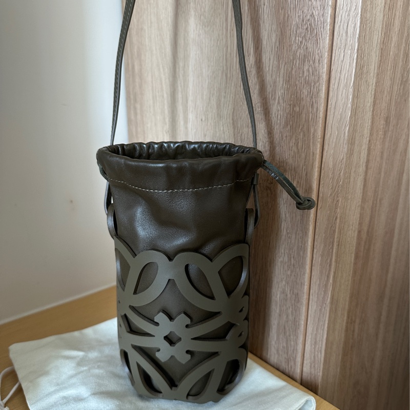 Loewe Anagram 皮革鏤空雕花 手機包 墨綠色-2