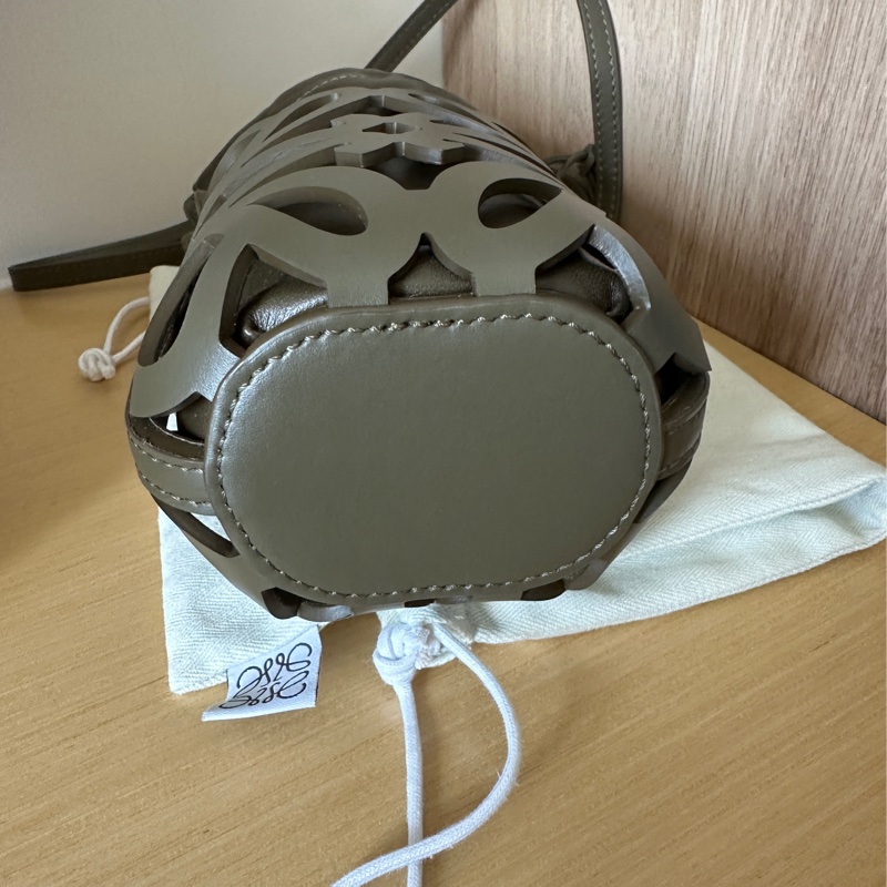 Loewe Anagram 皮革鏤空雕花 手機包 墨綠色-3