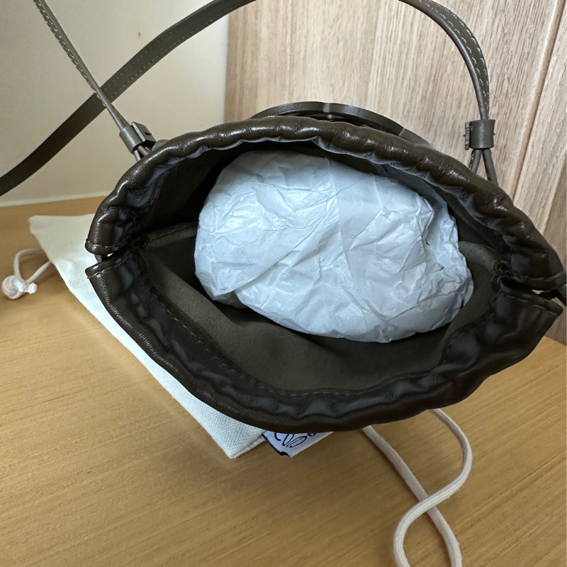 Loewe Anagram 皮革鏤空雕花 手機包 墨綠色-4