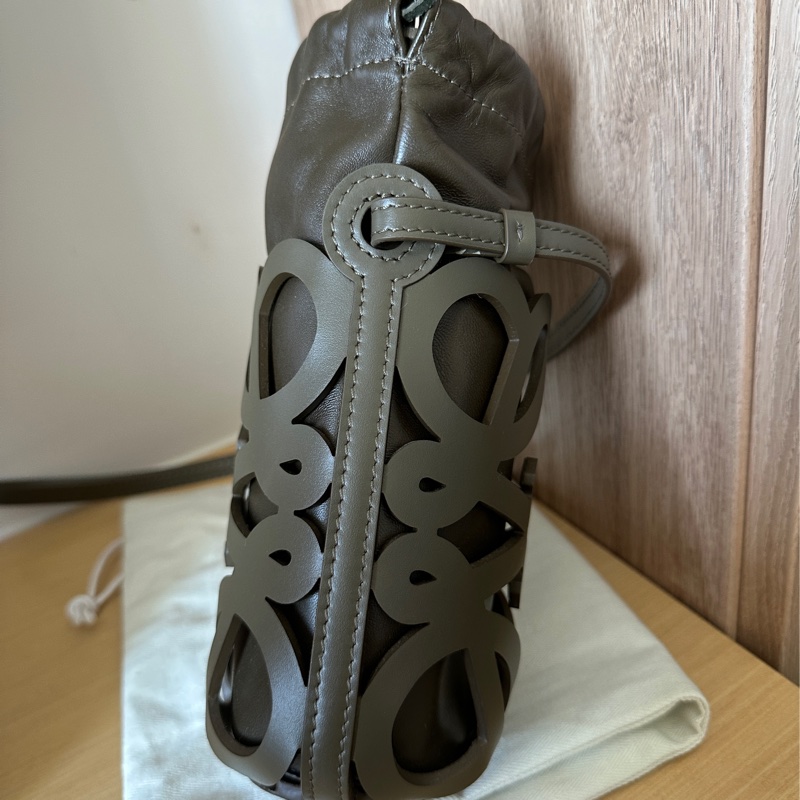 Loewe Anagram 皮革鏤空雕花 手機包 墨綠色-5
