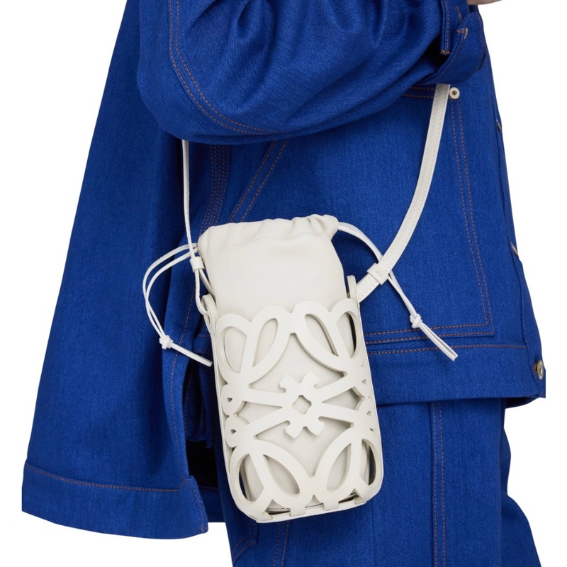 Loewe Anagram 皮革鏤空雕花 手機包 墨綠色-8