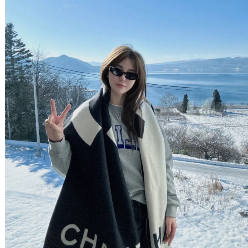 CHANEL 香奈兒 100%喀什米爾圍巾 雙C大Logo 熊貓配色圍巾 不是羊毛的喔-8