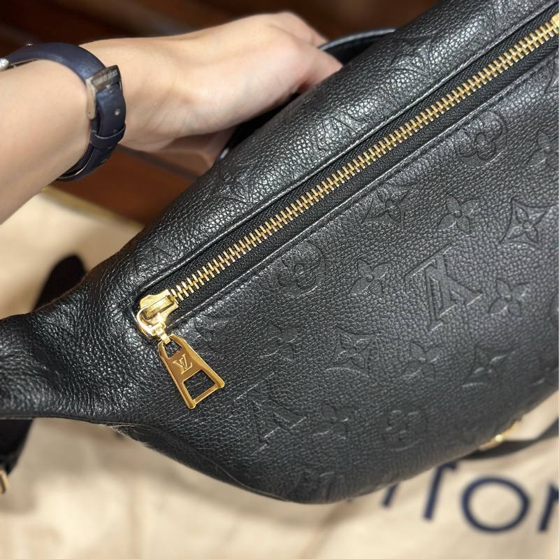 🔥男女通用🔥 99新全配✨#lv #腰包 #胸包 #全皮黑色壓紋-9