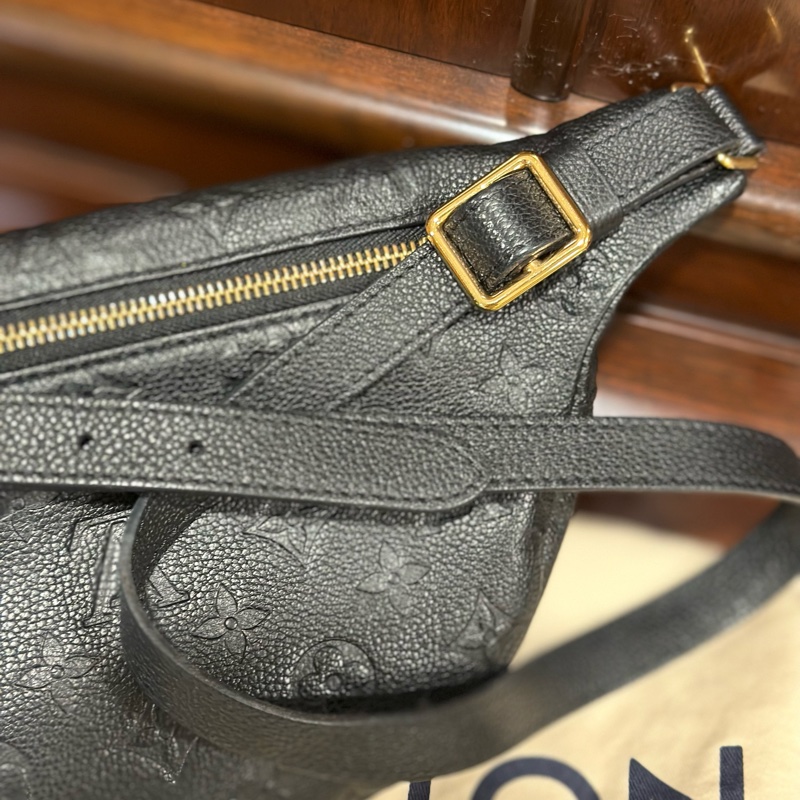 🔥男女通用🔥 99新全配✨#lv #腰包 #胸包 #全皮黑色壓紋-10